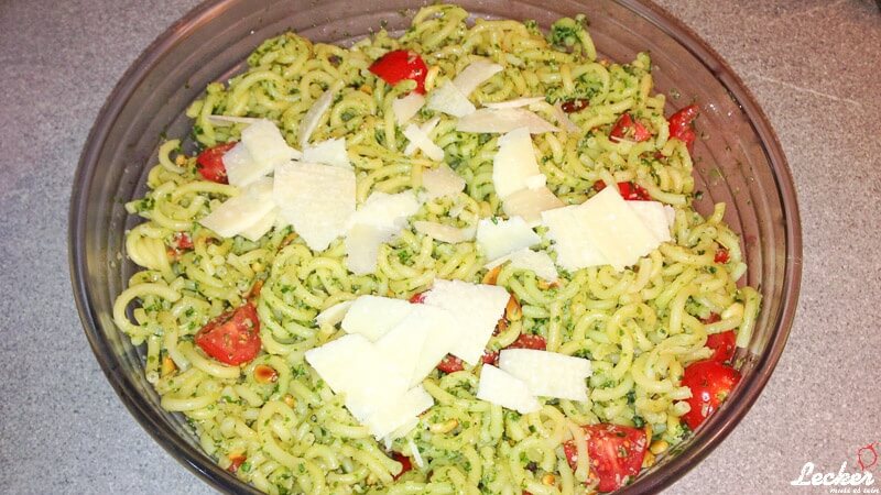 Nudelsalat mit Pesto Genovese und Kirschtomaten