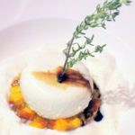 Gefüllter Mozzarella auf Mangosalat und Tomatenschaum