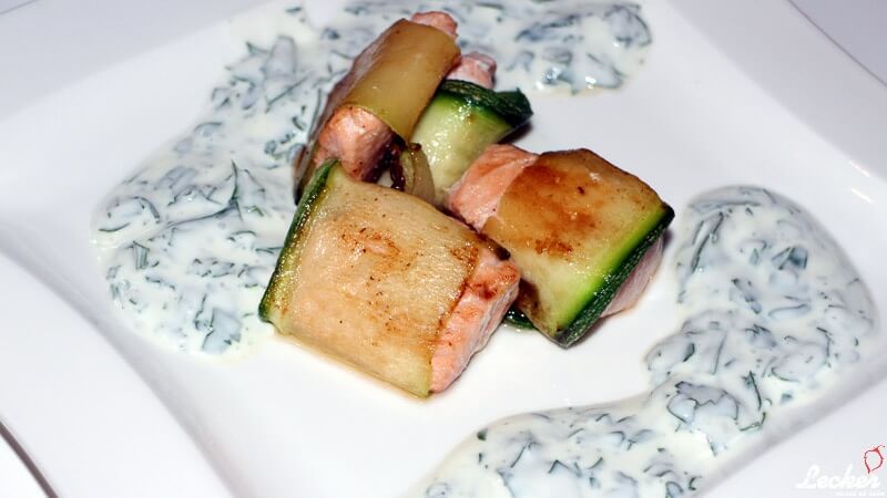 Lachs im Zucchinimantel mit Joghurt-Dip