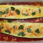 Gefüllte Zucchini mit Tomatensauce