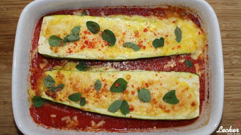 Gefüllte Zucchini mit Tomatensauce - Leckere Koch &amp; Grill Rezepte