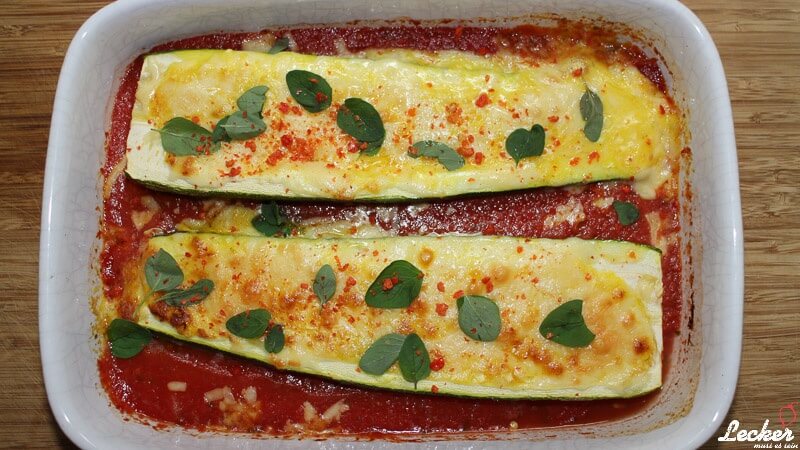 Gefüllte Zucchini mit Tomatensauce