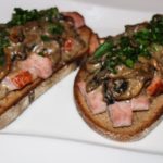 Rezept für Bruschetta aus dem Ofen mit Champignons und Kassler