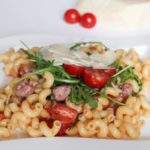 Nudeln mit Salsiccia, Kirschtomaten und Rucola