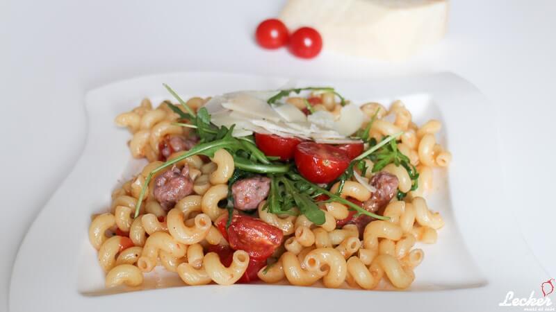 Nudeln mit Salsiccia, Kirschtomaten und Rucola