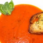 Tomatensuppe mit Orangen Basilikum Ciabatta