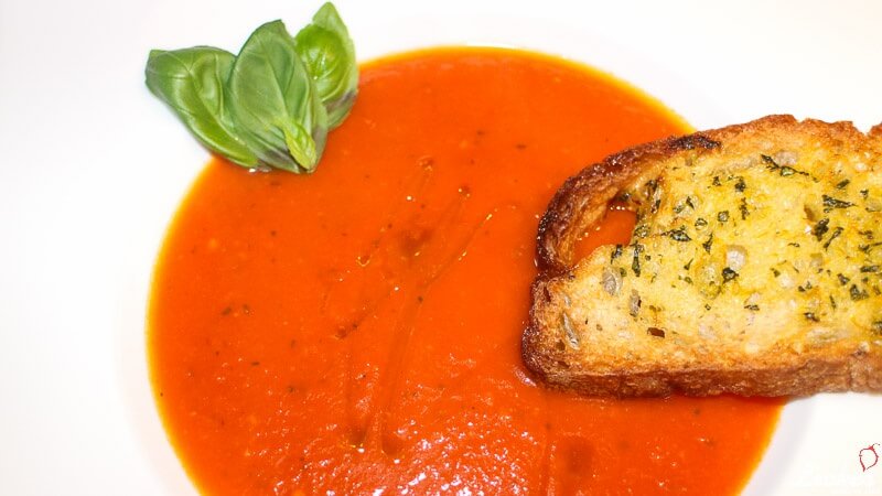 Tomatensuppe mit Orangen Basilikum Ciabatta