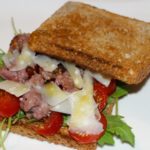 Salsiccia-Tomaten-Rucola Sandwich