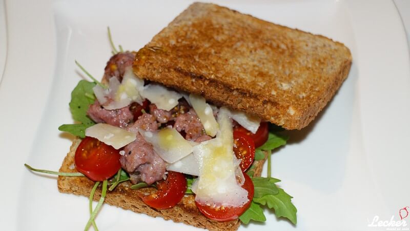 Salsiccia-Tomaten-Rucola Sandwich