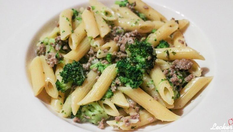 Nudeln mit Broccoli und Käse-Kräuter-Sauce Nudeln mit Broccoli und Käse-Kräuter-Sauce