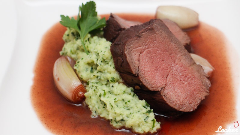 Rinderfilet in Barolosauce pochiert mit Petersilienwurzelpüree