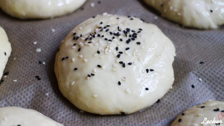 Mein Burger Bun Rezept - Rohling mit Sesam