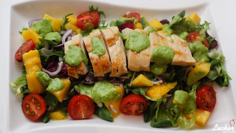 Hähnchen mit Mangosalat und Avocado Dressing