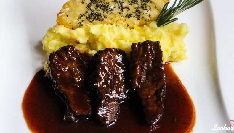 Geschmorte Kalbsbäckchen in Rosmarin-Mosto Cotto-Jus mit Beilagen
