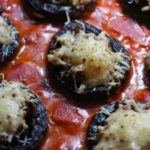Champignons überbacken mit Rinderhackfüllung in Tomatensauce