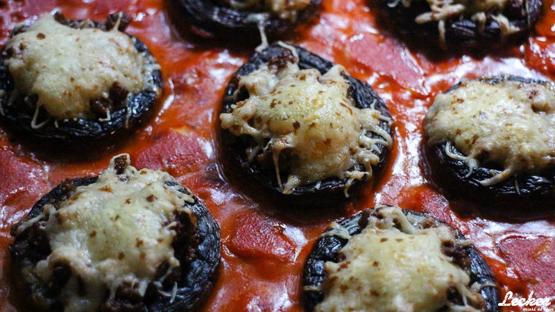 Champignons überbacken mit Rinderhackfüllung in Tomatensauce