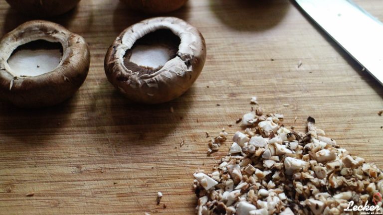 Champignons überbacken mit Rinderhackfüllung in Tomatensauce - Strunk entfernen