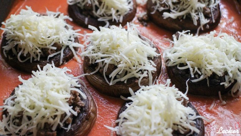 Champignons überbacken mit Rinderhackfüllung in Tomatensauce