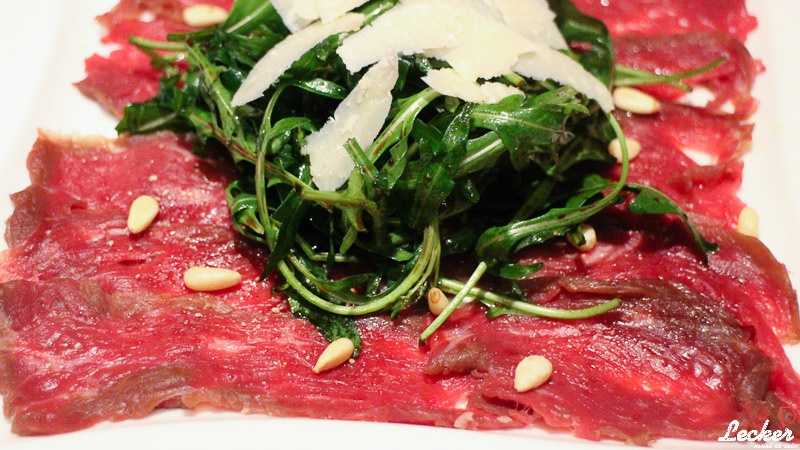 Carpaccio vom Rind mit Pinienkernen, Rucola und Parmesan