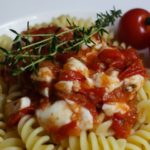 Pasta mit Tomatensauce und Mozzarella