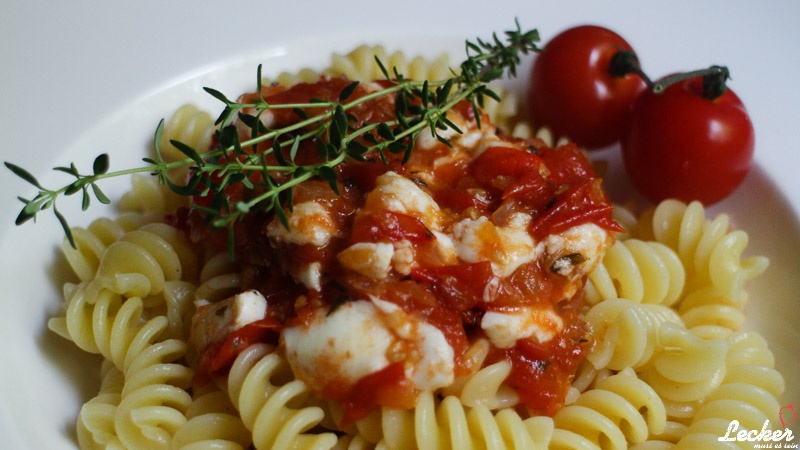 Pasta mit Tomatensauce und Mozzarella