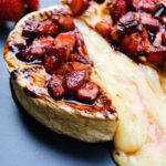 Camembert gefüllt, geplankt und überbacken - mit Balsamicoerdbeeren