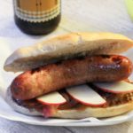 Bratwurst in Cidre geschmort mit Apfel und Zwiebeln