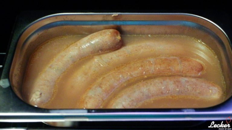 Bratwurst in Cidre geschmort mit Apfel und Zwiebeln