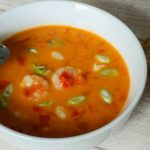 Tomaten-Kokos-Suppe mit Garnelen