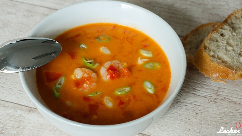 Tomaten-Kokos-Suppe mit Garnelen