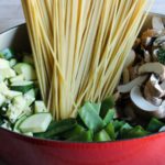 One Pot Pasta mit Champignons, Zucchini und Zuckerschoten