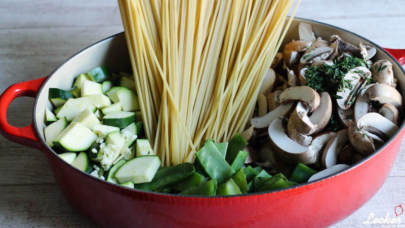 One Pot Pasta mit Champignons, Zucchini und Zuckerschoten