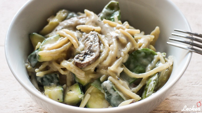 One Pot Pasta mit Champignons, Zucchini und Zuckerschoten