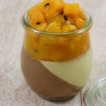 Dunkle und weiße Schokocreme mit Mango-Passionsfrucht-Ragout