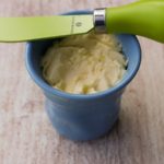 Selbstgemachte Butter aus Sahne