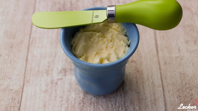 Selbstgemachte Butter aus Sahne