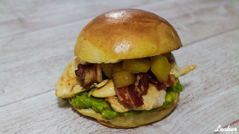 Chicken Hawaii Burger mit Guacamole