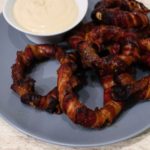 Bacon Zwiebelringe mit BBQ-Limetten-Joghurt