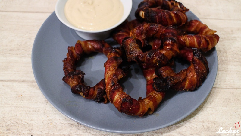 Bacon Zwiebelringe mit BBQ-Limetten-Joghurt