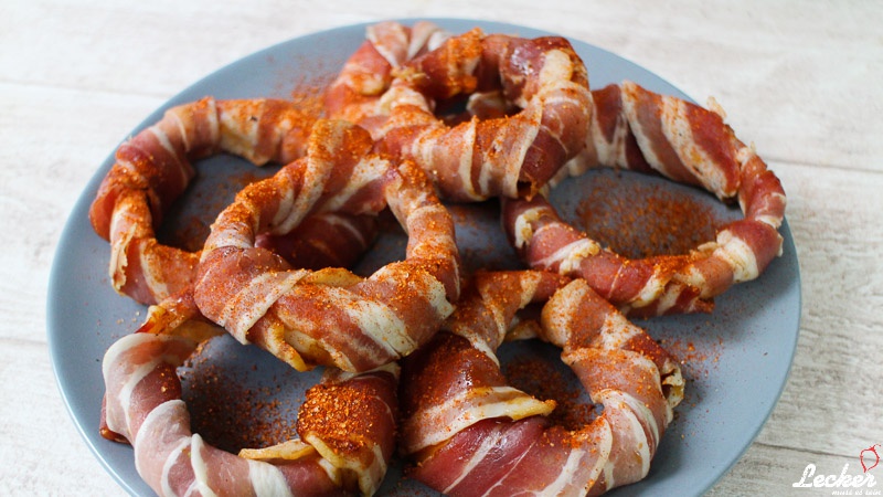 Bacon Zwiebelringe mit BBQ-Limetten-Joghurt