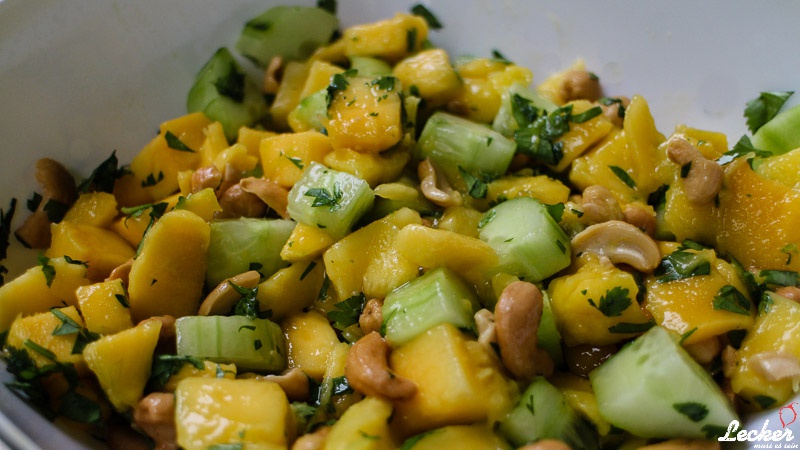 Mango Gurken Salat mit Koriander und Cashewkernen