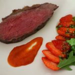 Picanha - Brasilianisch gegrillter Tafelspitz vom Gasgrill mit Erdbeer-Rucola-Koriander-Salat