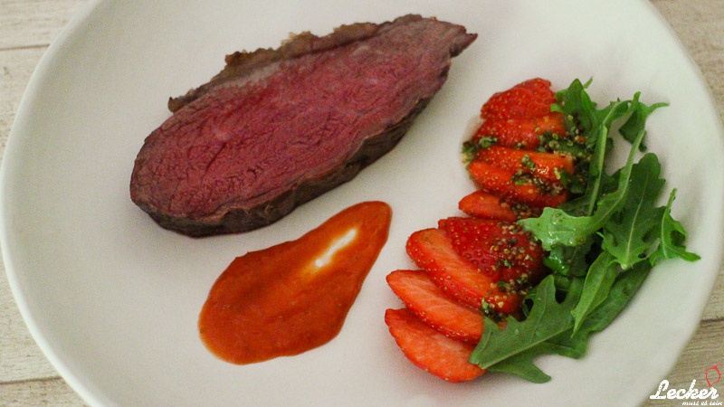 Picanha - Brasilianisch gegrillter Tafelspitz vom Gasgrill mit Erdbeer-Rucola-Koriander-Salat