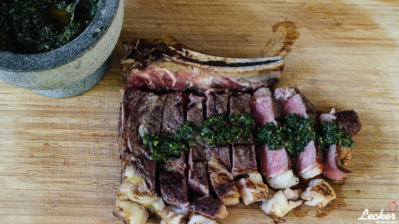 Chimichurri - Südamerikanische Sauce mit einem bone in Ribeye