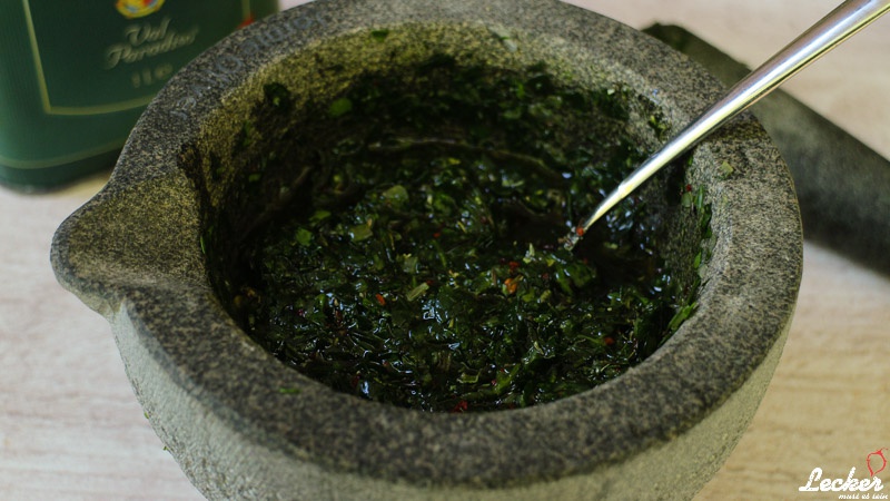 Chimichurri - Südamerikanische Sauce mit einem bone in Ribeye