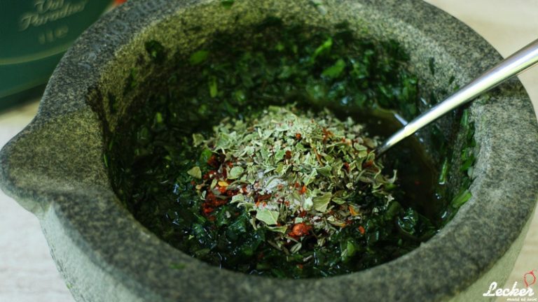 Chimichurri - Südamerikanische Sauce mit einem bone in Ribeye