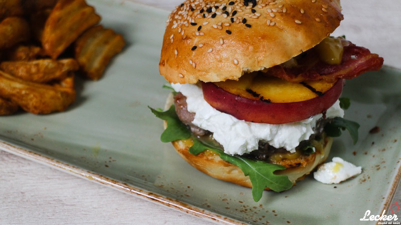 Burger mit Pfirsich - Peaches Burger - Burger mit gegrilltem Pfirsich, Ziegenfrischkäse Bacon und Rucola