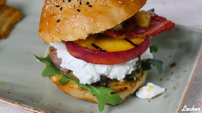 Peaches Burger - Burger mit gegrilltem Pfirsich, Ziegenfrischkäse Bacon und Rucola