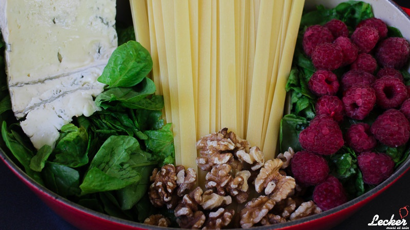 One Pot Pasta mit Gorgonzola, Spinat, Himbeeren und Walnüssen