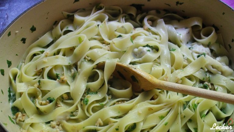 One Pot Pasta mit Gorgonzola, Spinat, Himbeeren und Walnüssen